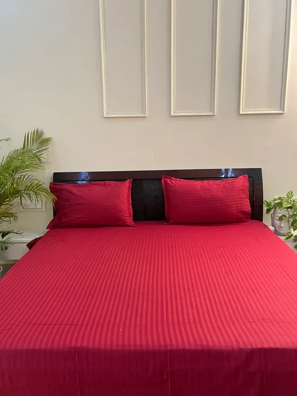 Red_Double_Bed_Sheet_With_Pillows