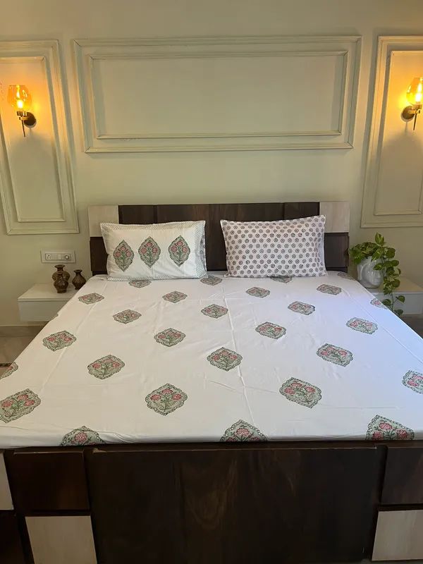 Multicolor_Hastkala_Double_Bed_Sheet_With_Pillows