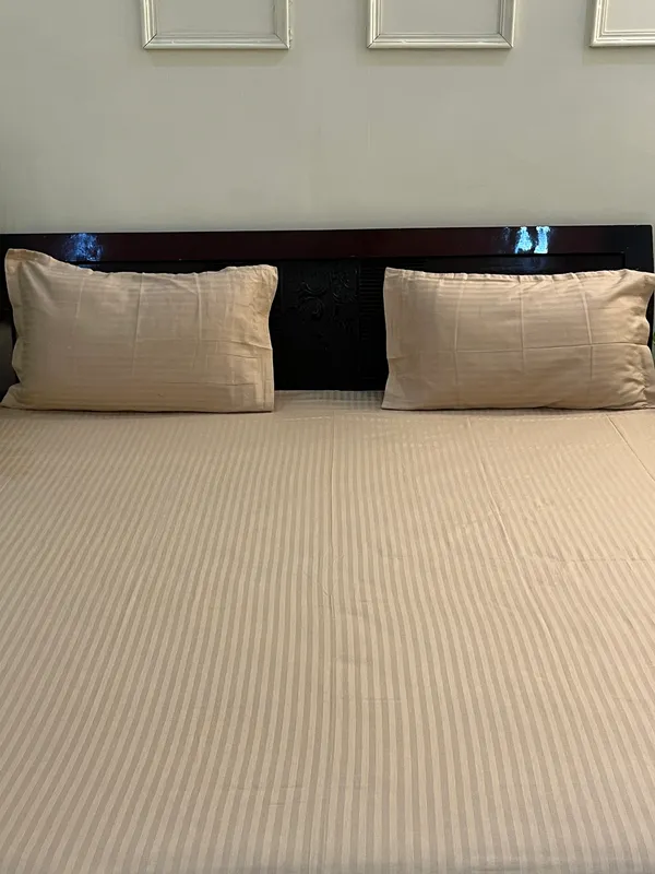 Beige_Double_Bed_Sheet_With_Pillows