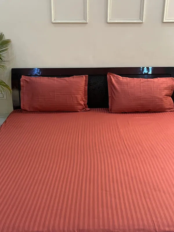 Pink_Double_Bed_Sheet_With_Pillows