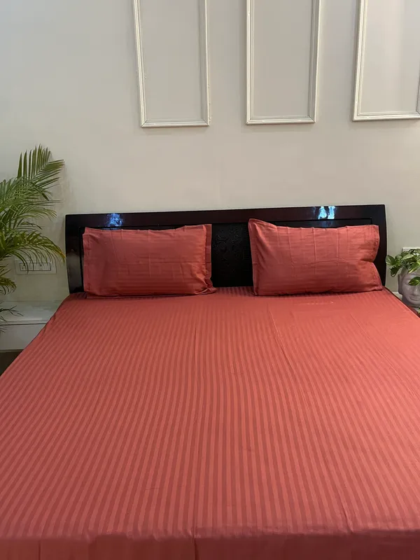 Pink_Double_Bed_Sheet_With_Pillows