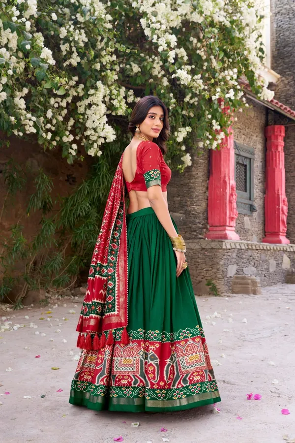 Infuse_Your_Wardrobe_with_Southern_Grace—Tussar_Silk_Kalamkari_Print_Lehenga_Choli_Featuring_a_Sophisticated_Foil_Work_Border