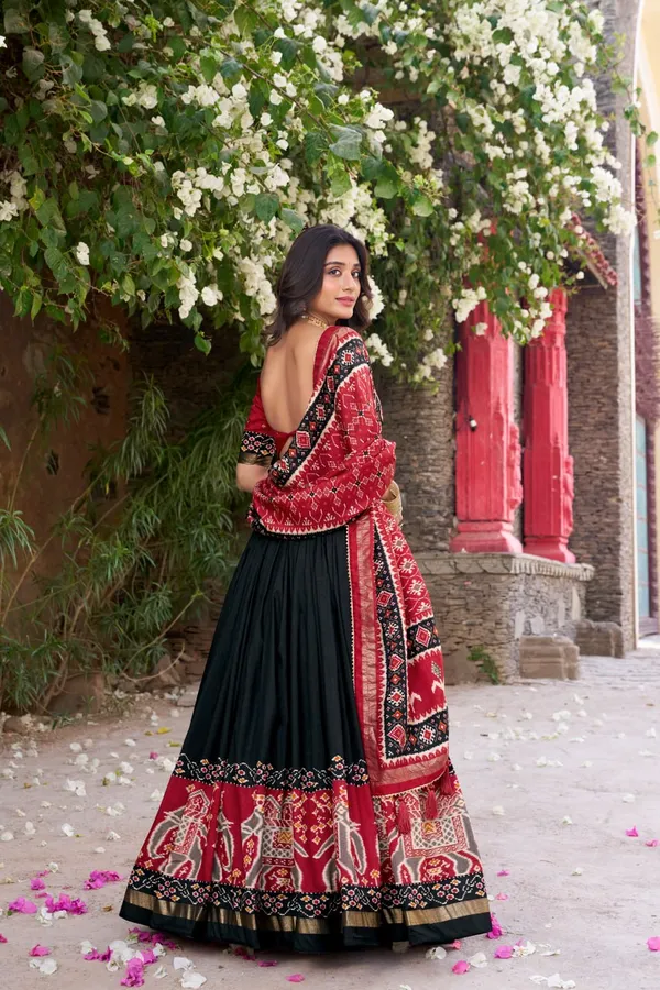 Infuse_Your_Wardrobe_with_Southern_Grace—Tussar_Silk_Kalamkari_Print_Lehenga_Choli_Featuring_a_Sophisticated_Foil_Work_Border_🪷