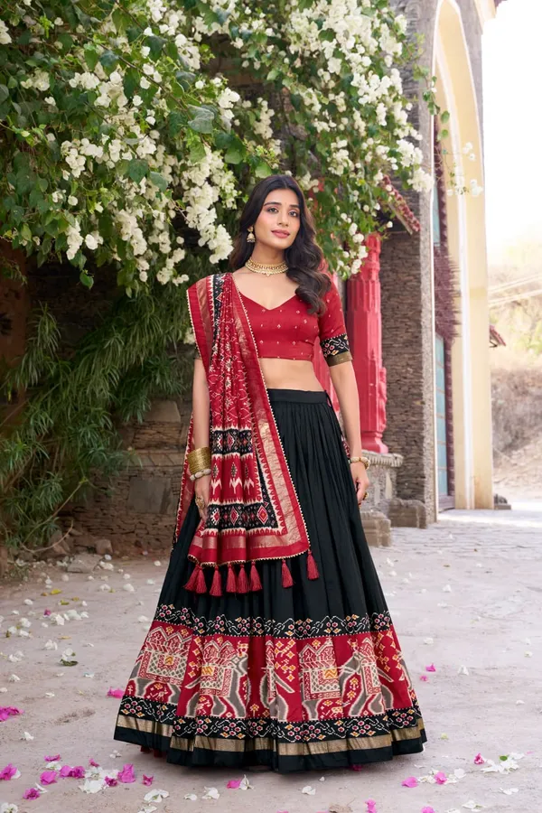 Infuse_Your_Wardrobe_with_Southern_Grace—Tussar_Silk_Kalamkari_Print_Lehenga_Choli_Featuring_a_Sophisticated_Foil_Work_Border_🪷