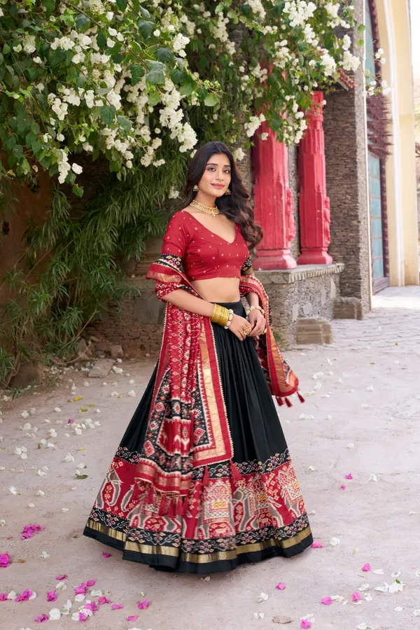 Infuse_Your_Wardrobe_with_Southern_Grace—Tussar_Silk_Kalamkari_Print_Lehenga_Choli_Featuring_a_Sophisticated_Foil_Work_Border_🪷