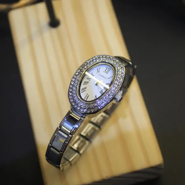 Glimsy_Diamond_Halo_Bracelet_Watch