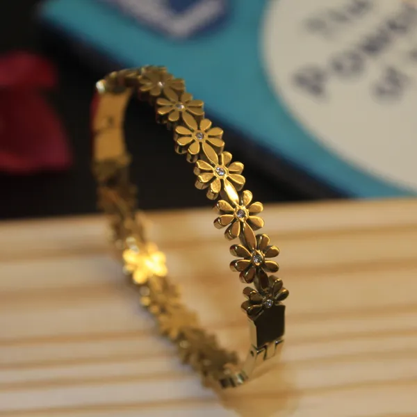 Gold_Plated_Anti_Tarnish_Floral_Bracelet_for_Women
