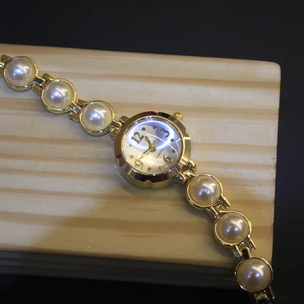 Glimsy_Gold_Pearl_Eclipse_Bracelet_Watch