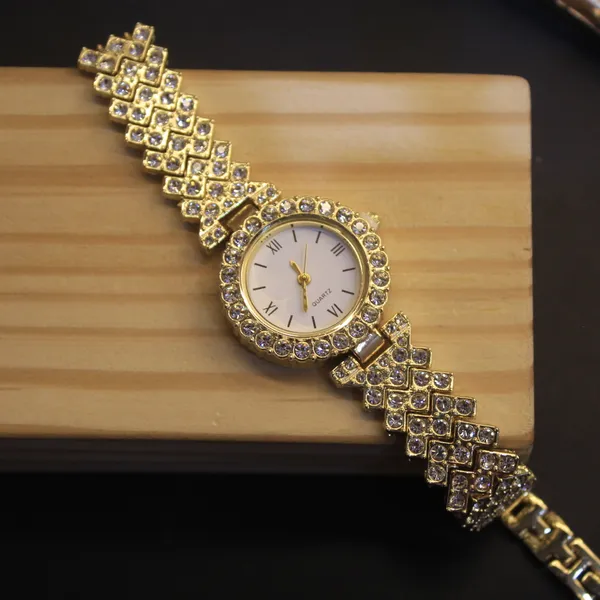 Glimsy_Golden_Crystal_Royale_Bracelet_Watch