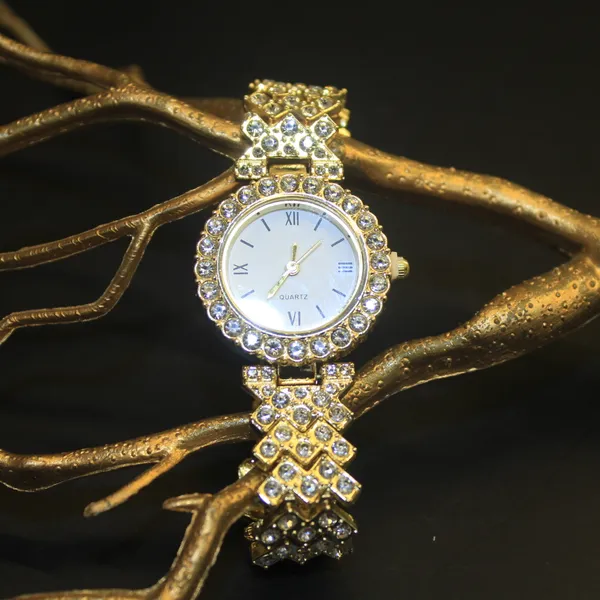Glimsy_Golden_Crystal_Royale_Bracelet_Watch