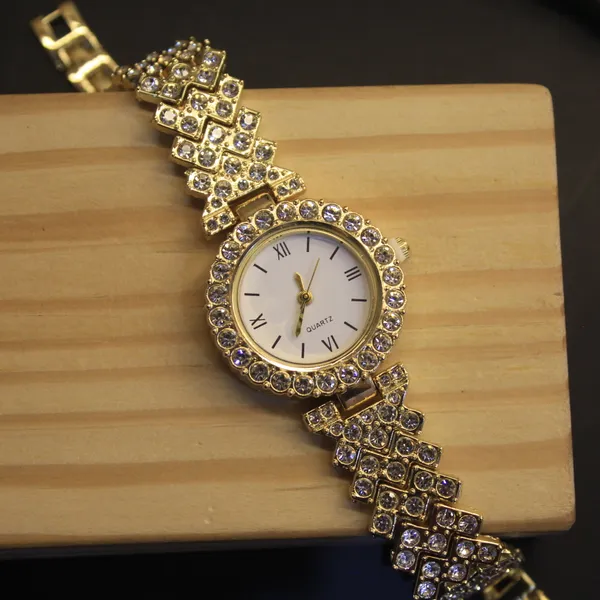 Glimsy_Golden_Crystal_Royale_Bracelet_Watch
