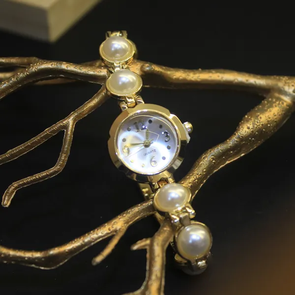 Glimsy_Gold_Pearl_Eclipse_Bracelet_Watch