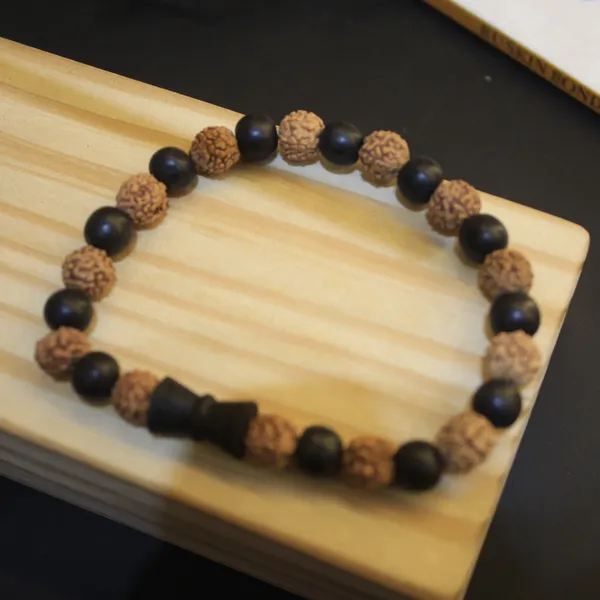 Glimsy_Divine_Shield_-_Certified_Rudraksha_Karungali_Bracelet
