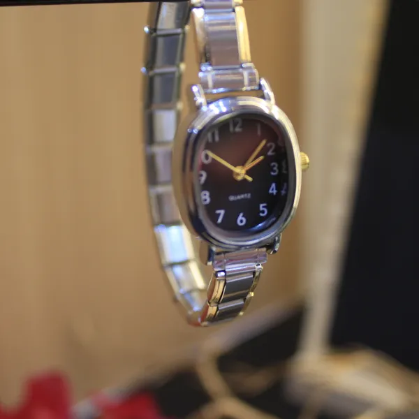 Glimsy_Noir_Luxe_Bracelet_Watch