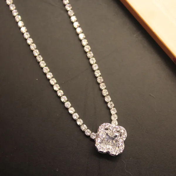 Glimsy_Women_Neck_Pendant