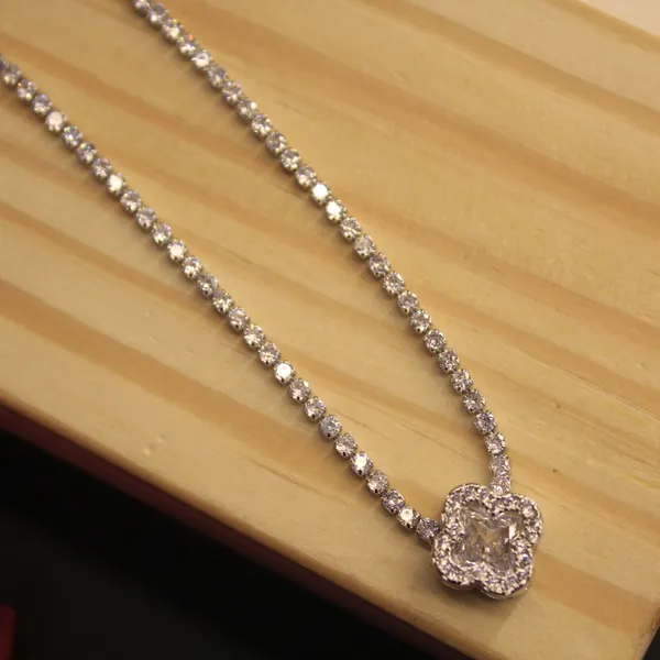 Glimsy_Women_Neck_Pendant