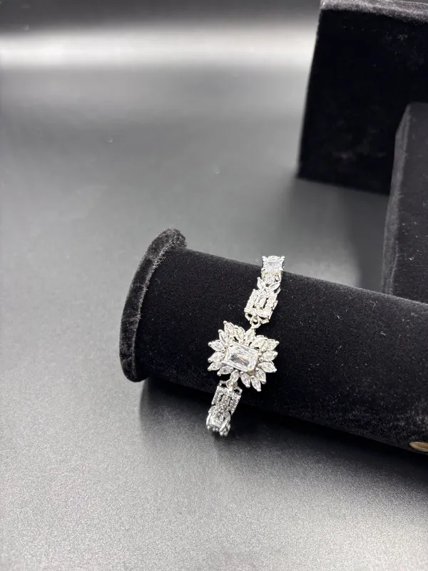 White_Metal_Premium_&_Elegant_Bracelet_For_Women