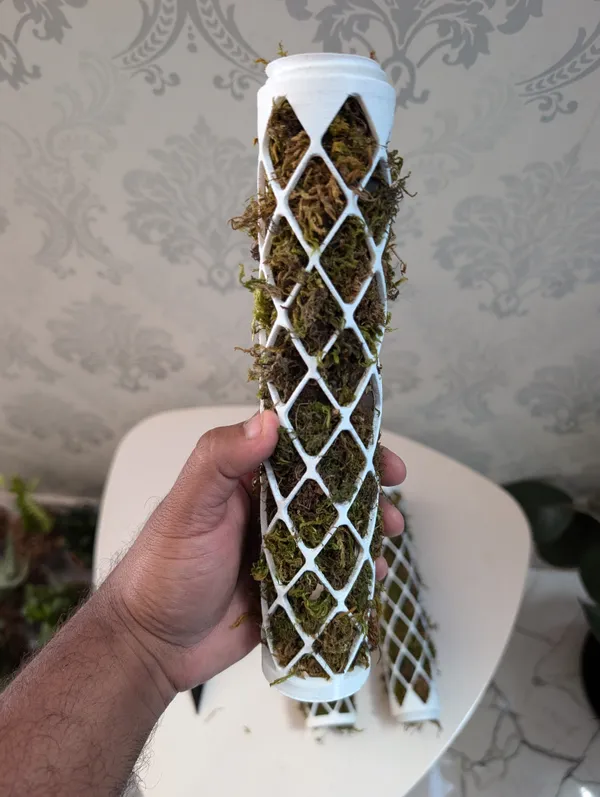 Modern_Extendable_Moss_Poles_With_Moss