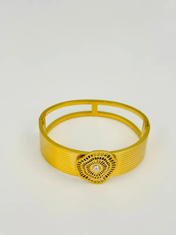 18K_Gold_Plated_Stainless_Steel_Floral_Pearl_Cuff_Bracelet_Wide_Bangle_|_Anti-Tarnish,_Waterproof