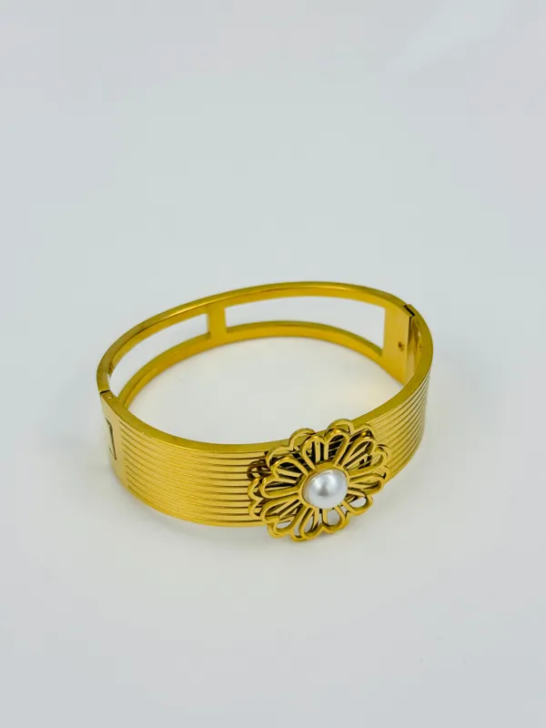 18K_Gold_Plated_Stainless_Steel_Floral_Pearl_Cuff_Bracelet_|_Anti-Tarnish_&_Waterproof