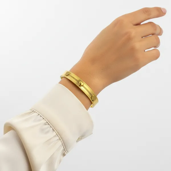 18K_Gold_Plated_Stainless_Steel_Heart_Design_Bracelet_Bangle_|_Anti-Tarnish,_Waterproof