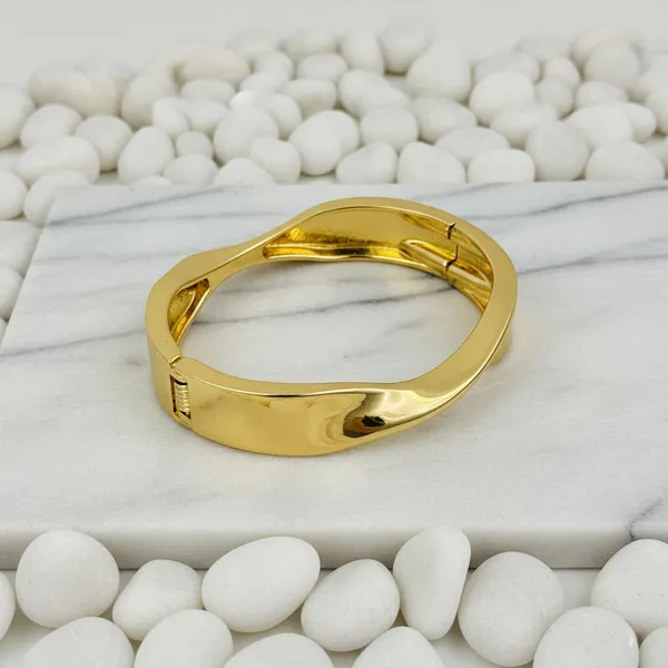18K_Gold_Plated_Twisted_Wave_Bracelet_|_Modern_Minimal_Design,_Anti-Tarnish,_Waterproof