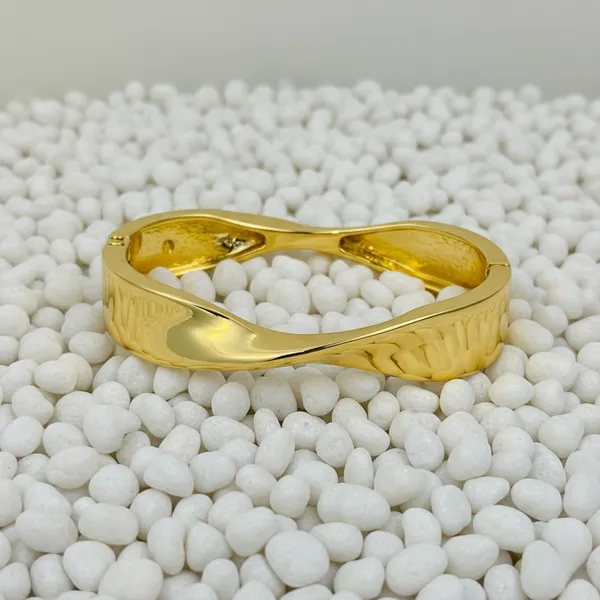 18K_Gold_Plated_Twisted_Wave_Bracelet_|_Modern_Minimal_Design,_Anti-Tarnish,_Waterproof
