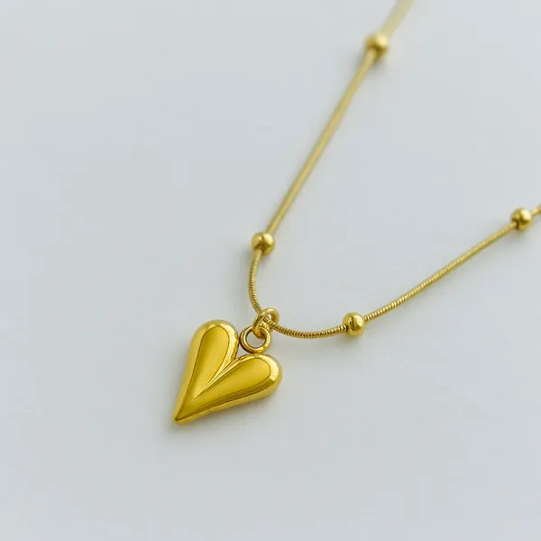 Golden_Whisper_Heart_Charm_Chain_For_Women