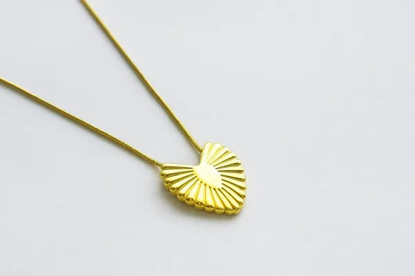 Golden_Eternal_Glow_Heart_Pendant_Necklace_For_Women