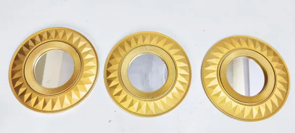Gold_Plastic_Round_Mirror_(9.5_In._Dia)