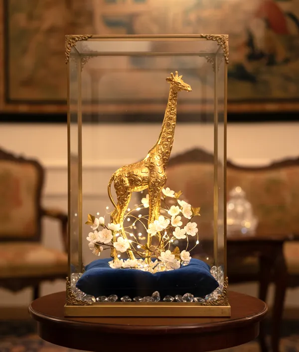 Gold_Resin_Decorative_Giraffe_Statue_(H_22_X_W_8_In)