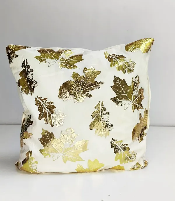 White_&_Gold_Polyester_&_Cotton_Pillow_Cover_(H_17_X_W_17_In)