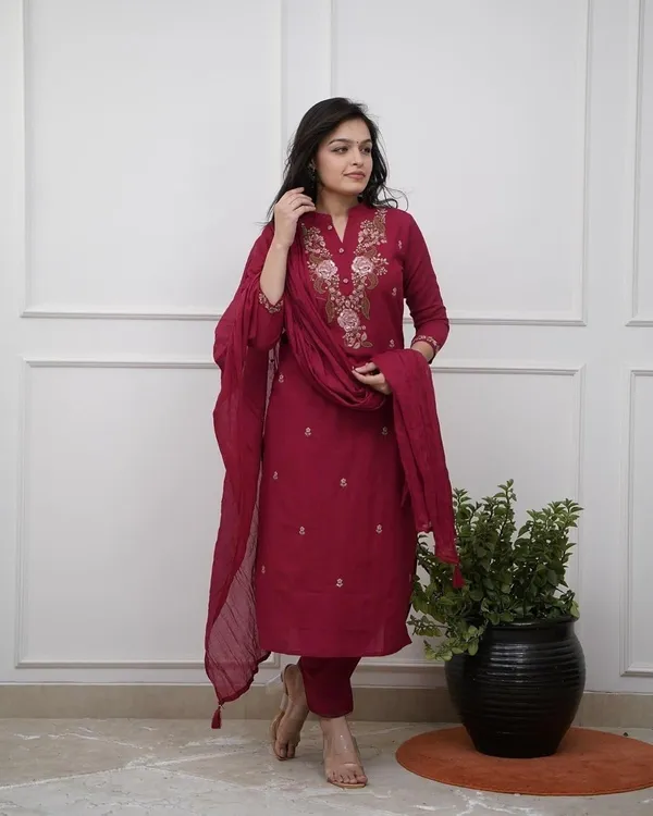 Maroon_Rayon_Premium_&_Elegant_Collar_Neck_A-Line_Knee_Length_Kurta_Set_With_Dupatta_For_Women