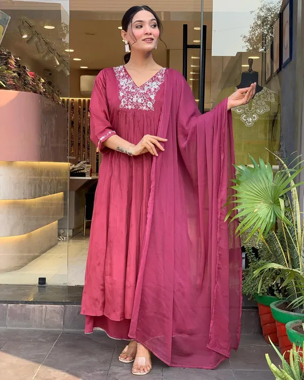 Peach_Viscose_Chinnon_Premium_&_Elegant_V_Neck_A-Line_Knee_Length_Kurta_Set_With_Dupatta_For_Women