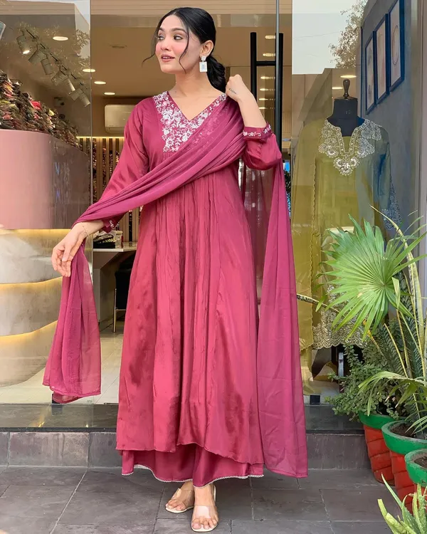 Peach_Viscose_Chinnon_Premium_&_Elegant_V_Neck_A-Line_Knee_Length_Kurta_Set_With_Dupatta_For_Women