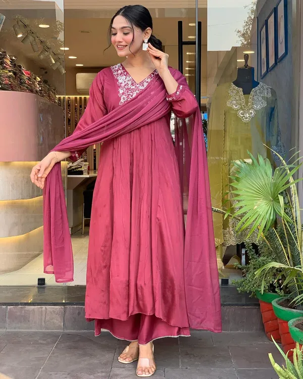 Peach_Viscose_Chinnon_Premium_&_Elegant_V_Neck_A-Line_Knee_Length_Kurta_Set_With_Dupatta_For_Women