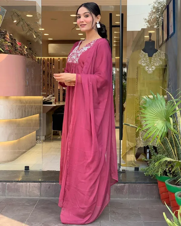 Peach_Viscose_Chinnon_Premium_&_Elegant_V_Neck_A-Line_Knee_Length_Kurta_Set_With_Dupatta_For_Women
