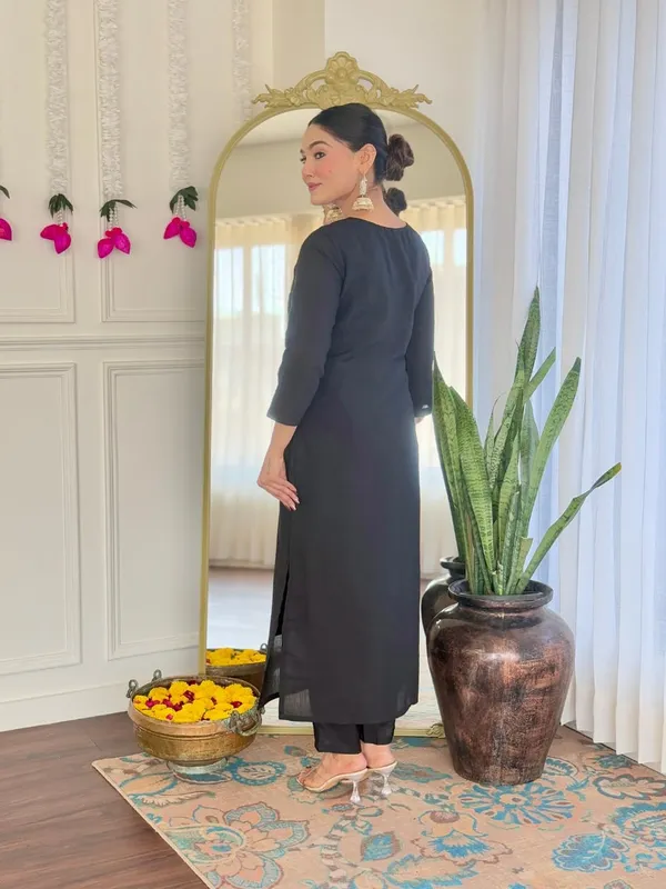 Black_Chanderi_Viscose_Premium_&_Elegant_Round_Neck_A-Line_Knee_Length_Kurta_Set_With_Dupatta_For_Women