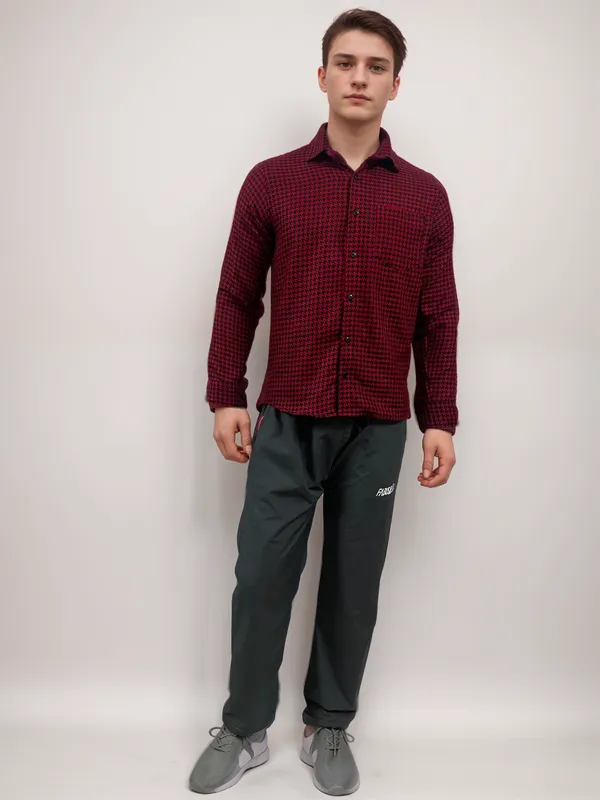 Crimson_Red_And_Black_Houndstooth_Warm_Winter_Casual_Shirt_For_Men