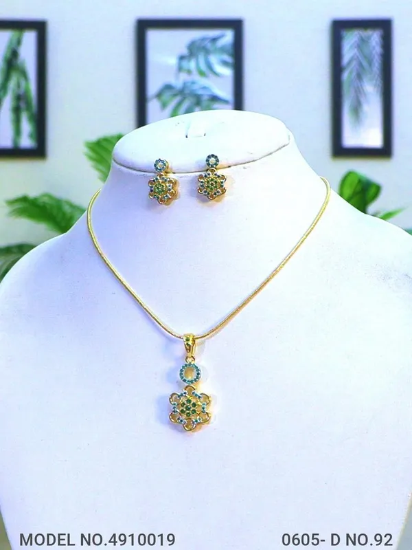 Green_Stone_Traditional_Cz_Pendant_For_Women