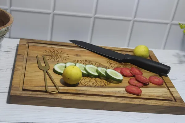 Brown_Teak_Wood_Cutting_Board_With_Natural_Finish