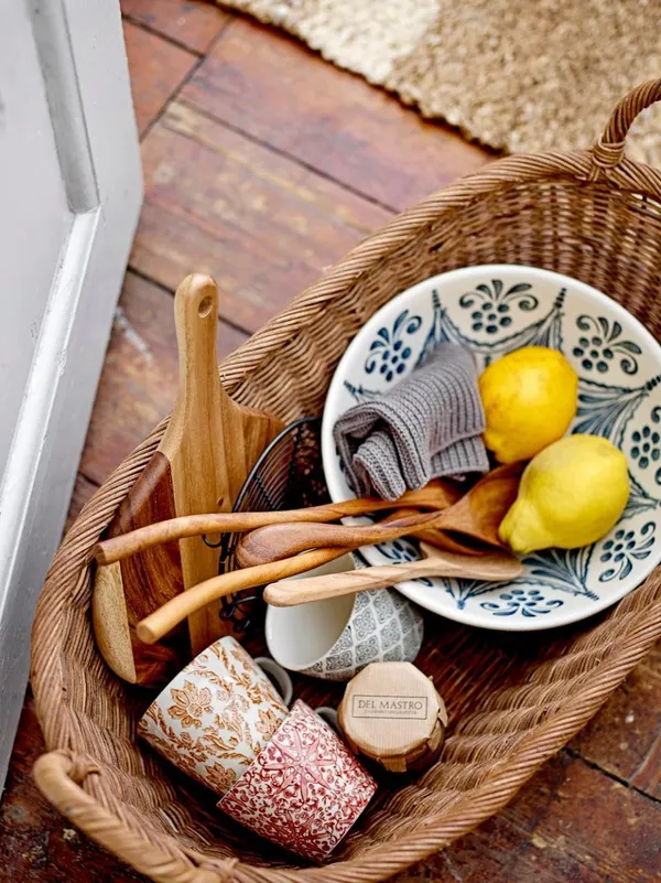 Brown_Wooden_Chopping_Board_With_Handle_42X30_Cm_Round_Mango_Wooden_Cutting_Board_For_Kitchen,_Serving_Fruits_&_Vegetables_|_Kitchen_Safe_&_Stylish