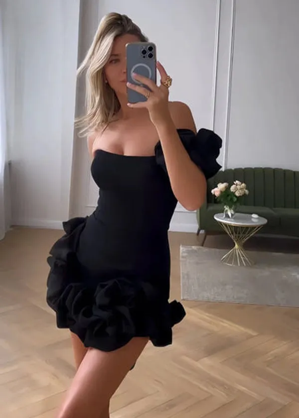 Ekeshwara_Architectural_Ruffle_Cocktail_Mini_Dress_–_Noir_Black|_Model_Height_5.8inch_,_Fabric_All_Way_Stretchable