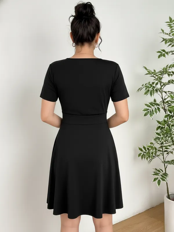 Ekeshwara_Plus_Size_Black_Short_Sleeve_V-Neck_Skater_Dress|_Model_Height_5.8inch_,_Fabric_All_Way_Stretchable