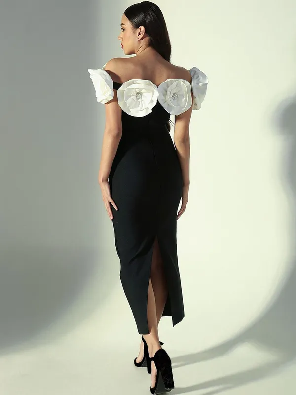 Ekeshwara,_strikes_a_perfect_balance_between_sculptural_artistry_and_classic_evening_glamour.|_Model_Height_5.8inch_,_Fabric_All_Way_Stretchable