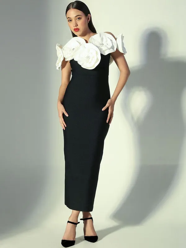 Ekeshwara,_strikes_a_perfect_balance_between_sculptural_artistry_and_classic_evening_glamour.|_Model_Height_5.8inch_,_Fabric_All_Way_Stretchable