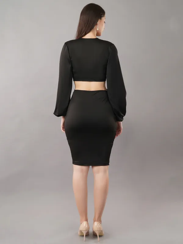 Elegant_Black_Cut-Out_Bodycon_Dress_with_Ring_Detail_??Perfect_for_Parties_&_Evening_Glam!|_Model_Height_5.8inch_,_Fabric_All_Way_Stretchable