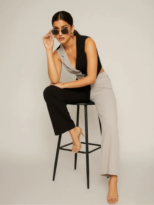 Grey_Chic_Contrast_Two-Tone_Sleeveless_Suit_Set_For_Women|_Model_Height_5.8inch_,_Fabric_All_Way_Stretchable