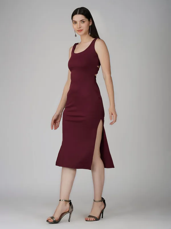 Maroon_Sleeveless_Bodycon_Midi_Dress_with_Strappy_Open_Back|_Model_Height_5.8inch_,_Fabric_All_Way_Stretchable