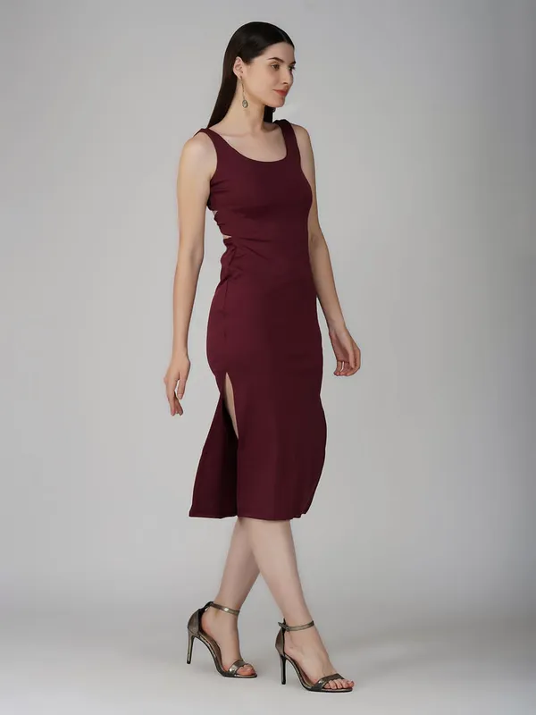 Maroon_Sleeveless_Bodycon_Midi_Dress_with_Strappy_Open_Back|_Model_Height_5.8inch_,_Fabric_All_Way_Stretchable